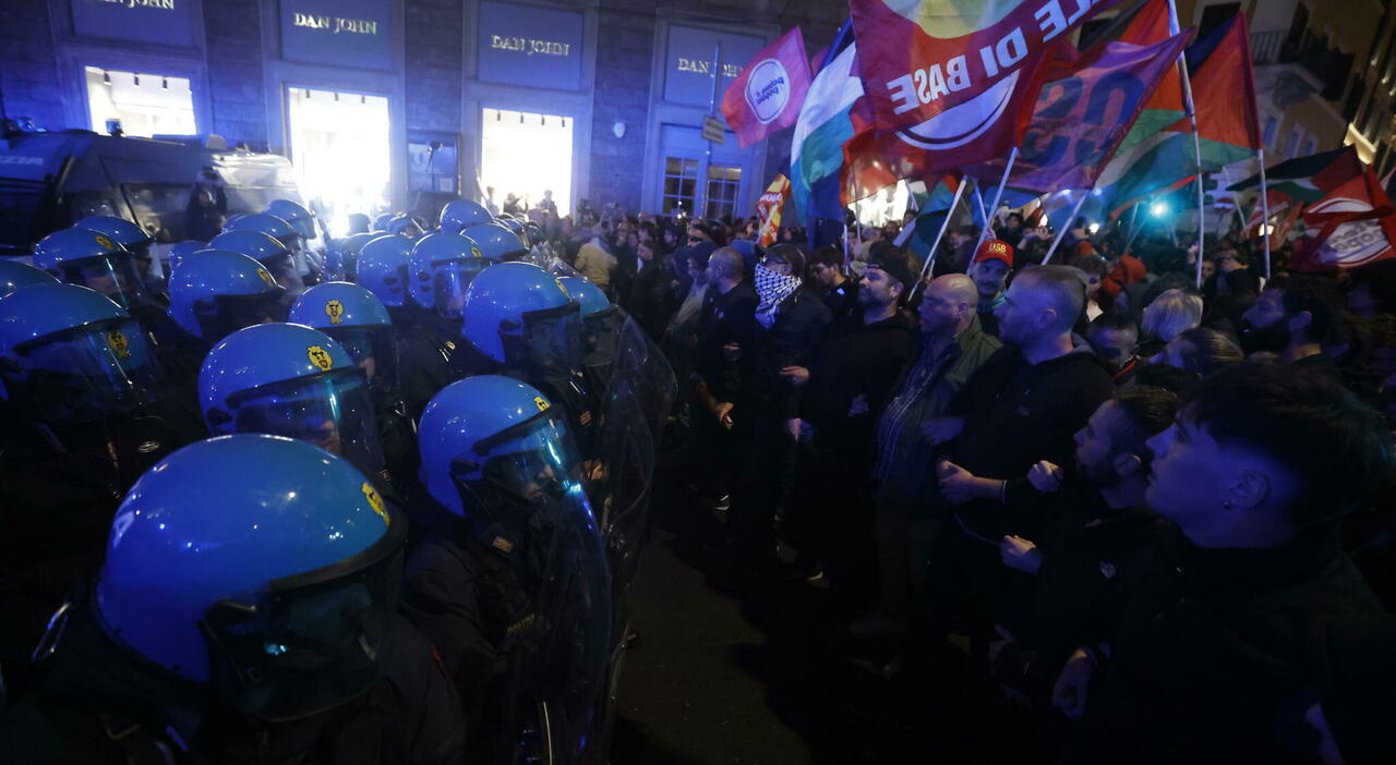 https://statics.cedscdn.it/photos/MED_HIGH/2025/10/01/9101115_01234547_corteo_roma.jpg
