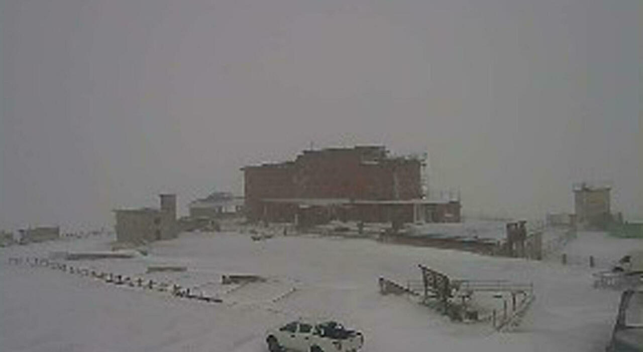 https://statics.cedscdn.it/photos/MED_HIGH/2025/10/02/9102480_02100054_gran_sasso_imbiancato_prima_neve_foto_oggi_2_10_2025.jpg