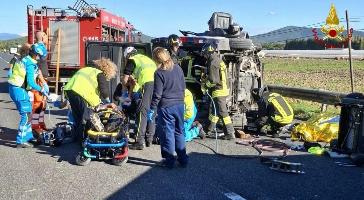 Maxi incidente tra un bus di turisti e un furgone sull