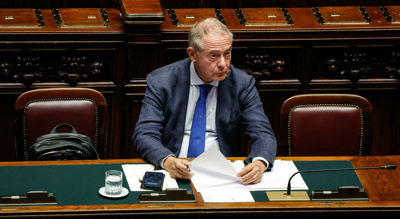 Il ministro delle Imprese e Made in Italy Adolfo Urso alla Camera durante il question time