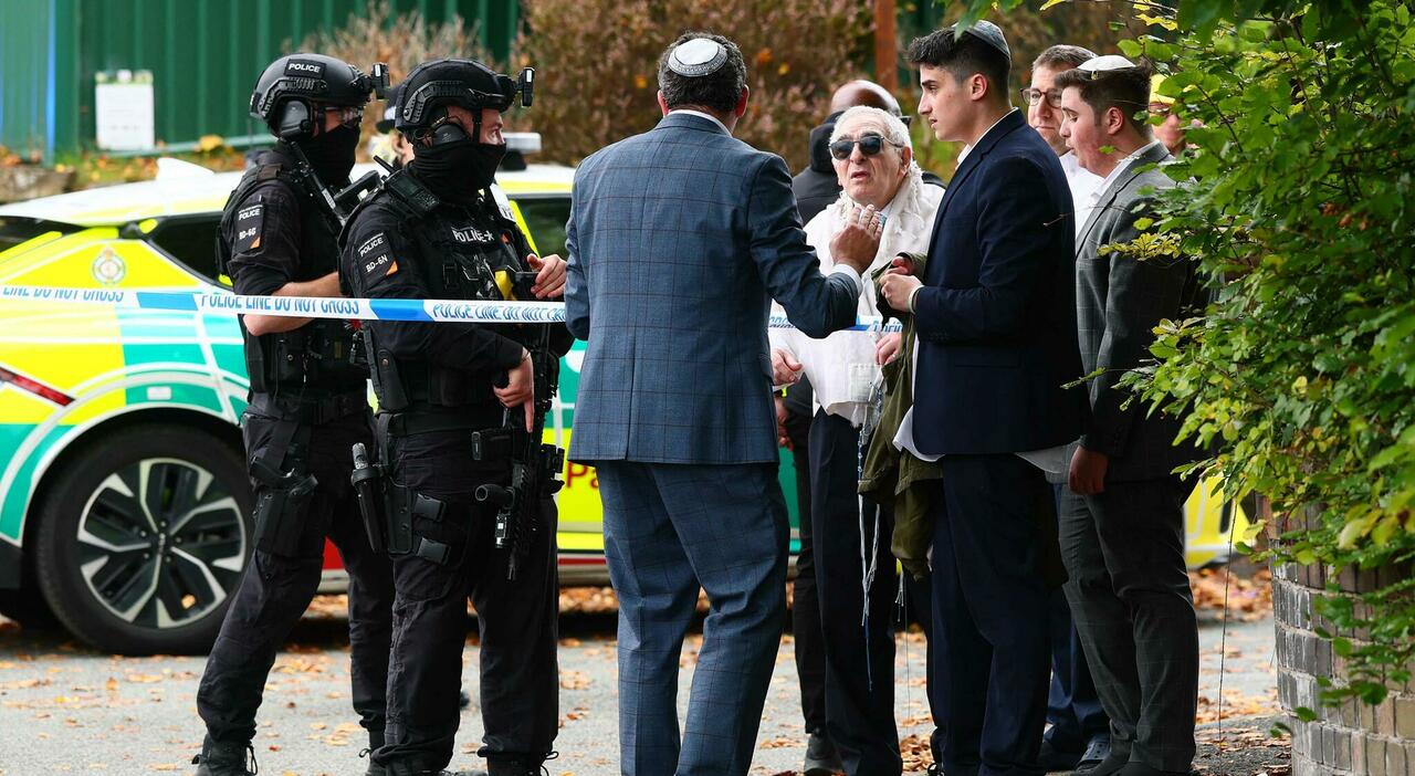 Manchester, accoltellamento alla sinagoga nel giorno di Yom Kippur: due morti e tre feriti. Ucciso l