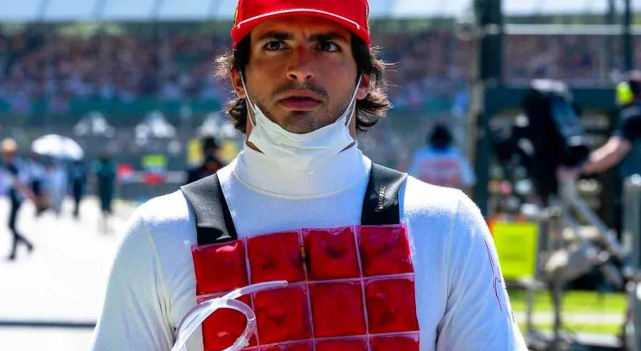 Carlos Sainz con un gilet refrigerante