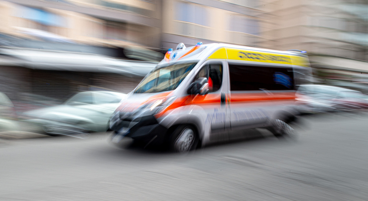 mamma travolta da un auto mentre attraversa la strada con la neonata nella carrozzina la donna 232 in fin di vita la piccola ha sbattuto la testa sull asfalto