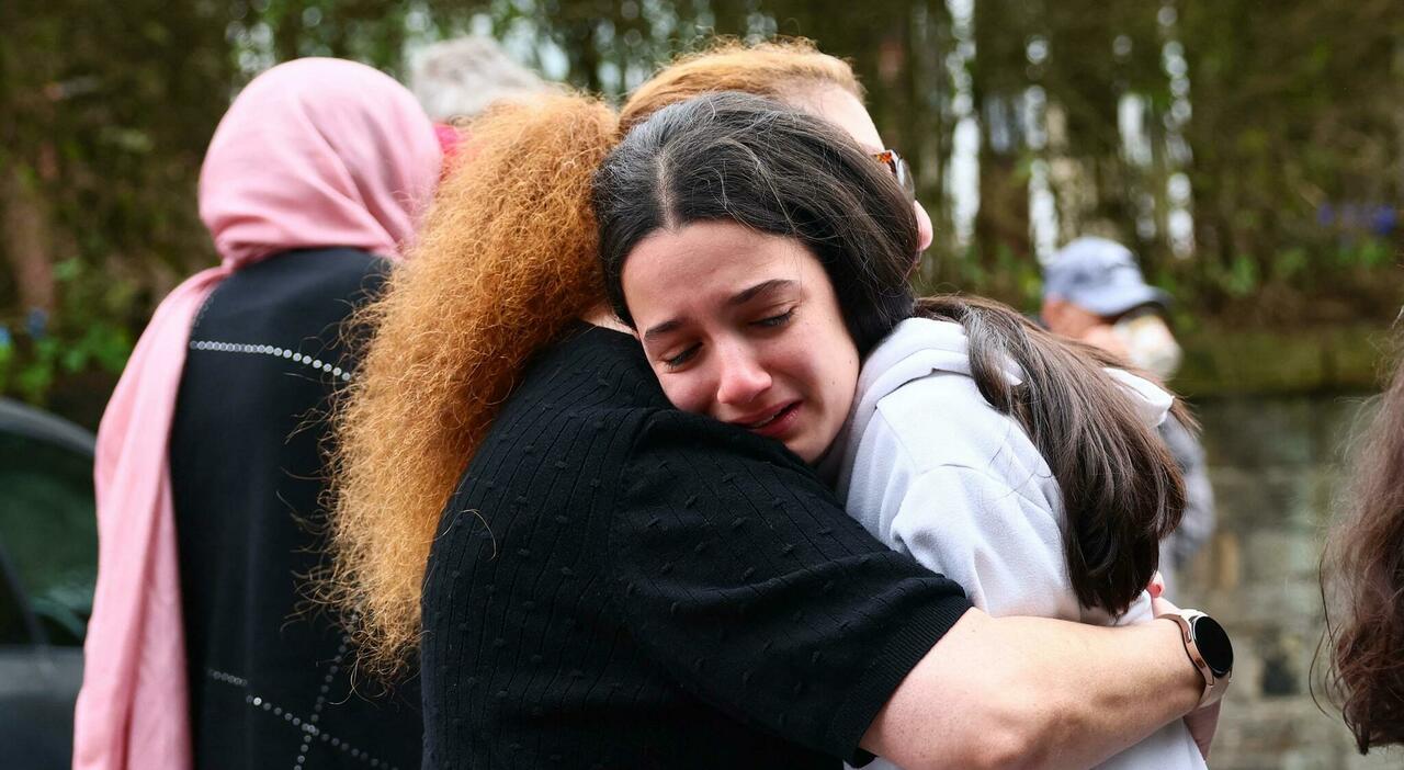 Attacco in sinagoga a Manchester, uomo accoltella e investe fedeli e passanti: 2 morti e 3 feriti gravi. Ucciso il killer: il video