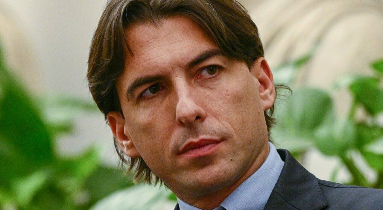 https://statics.cedscdn.it/photos/MED_HIGH/2025/10/02/9102902_02140740_7249502_24081206_alessandro_onorato_assessore_roma_concerti_intervista_oggi_24_02_2023.jpg