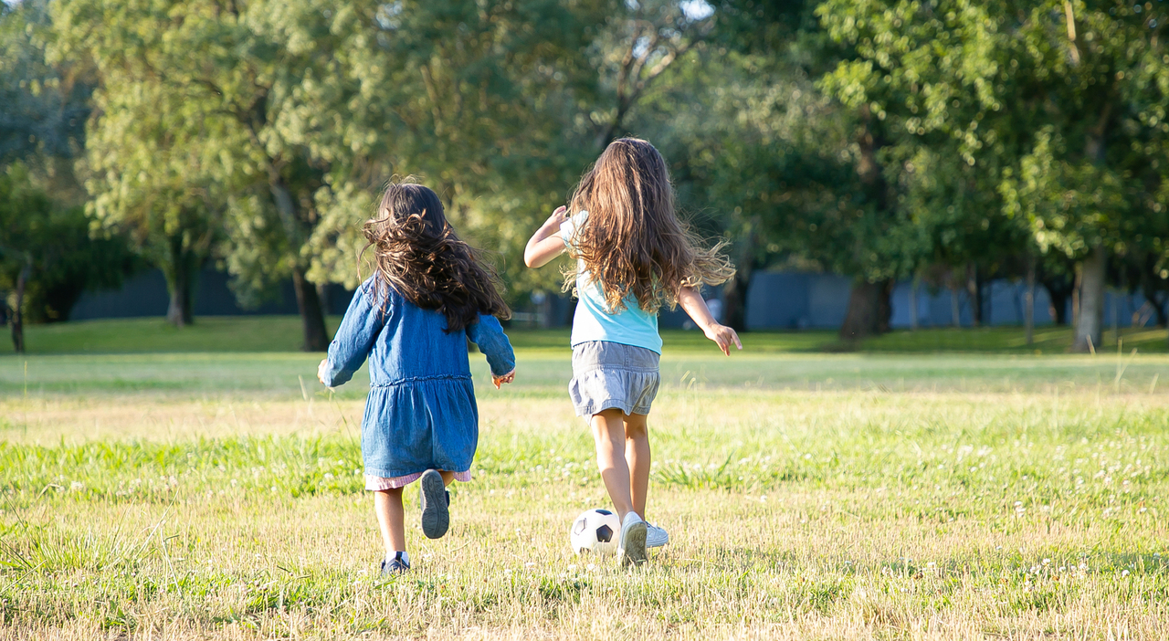 Bambini e sport, Iss: «Meglio sia un gioco, attenzione alla competizione». Come bilanciare allenamenti, scuola e tempo libero