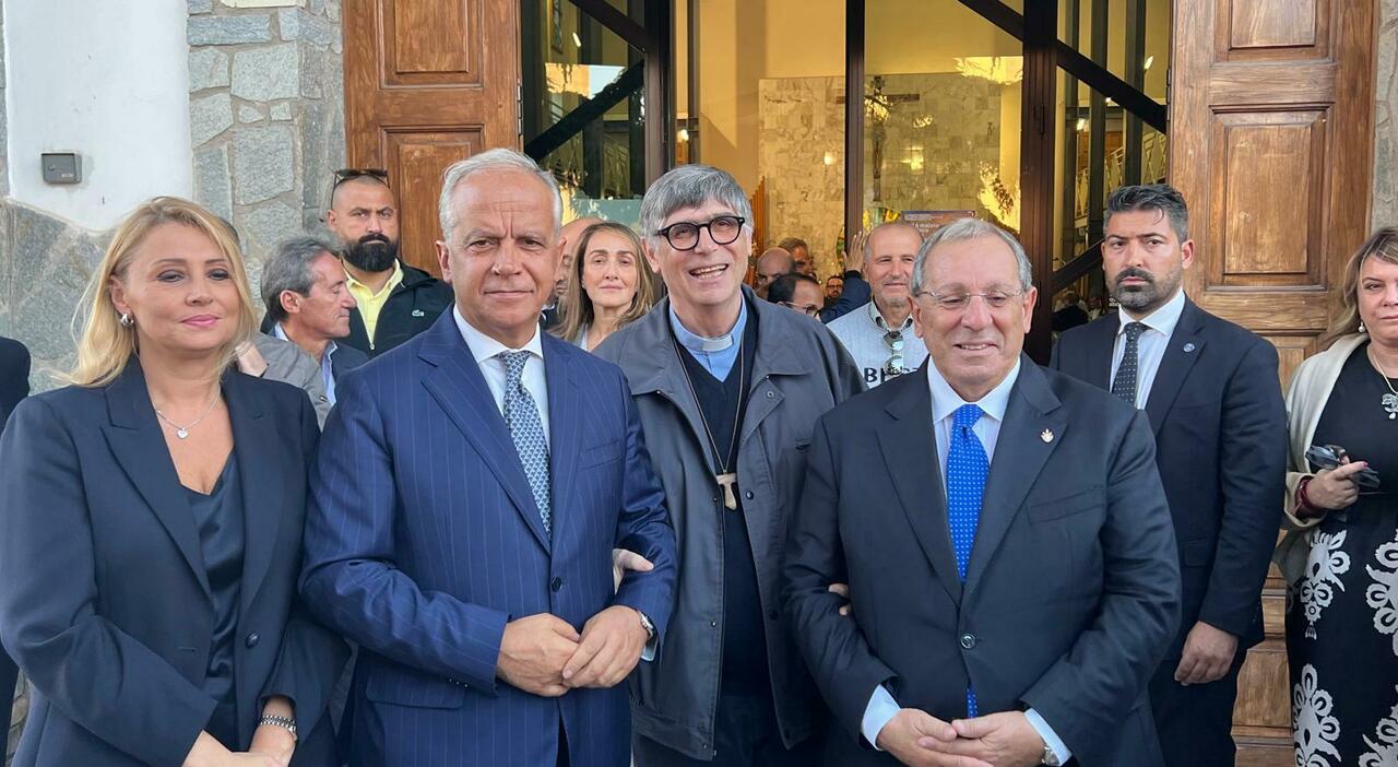 Il ministro Piantedosi va a Caivano: «Lo Stato qui c