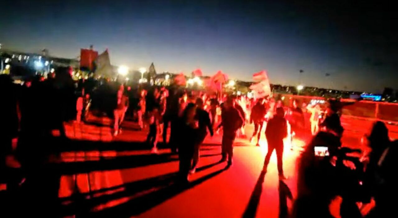 «Palestina libera», nuova manifestazione a Napoli da piazza del Carmine al Porto: attivisti su rampa autostradale, tafferugli con la polizia