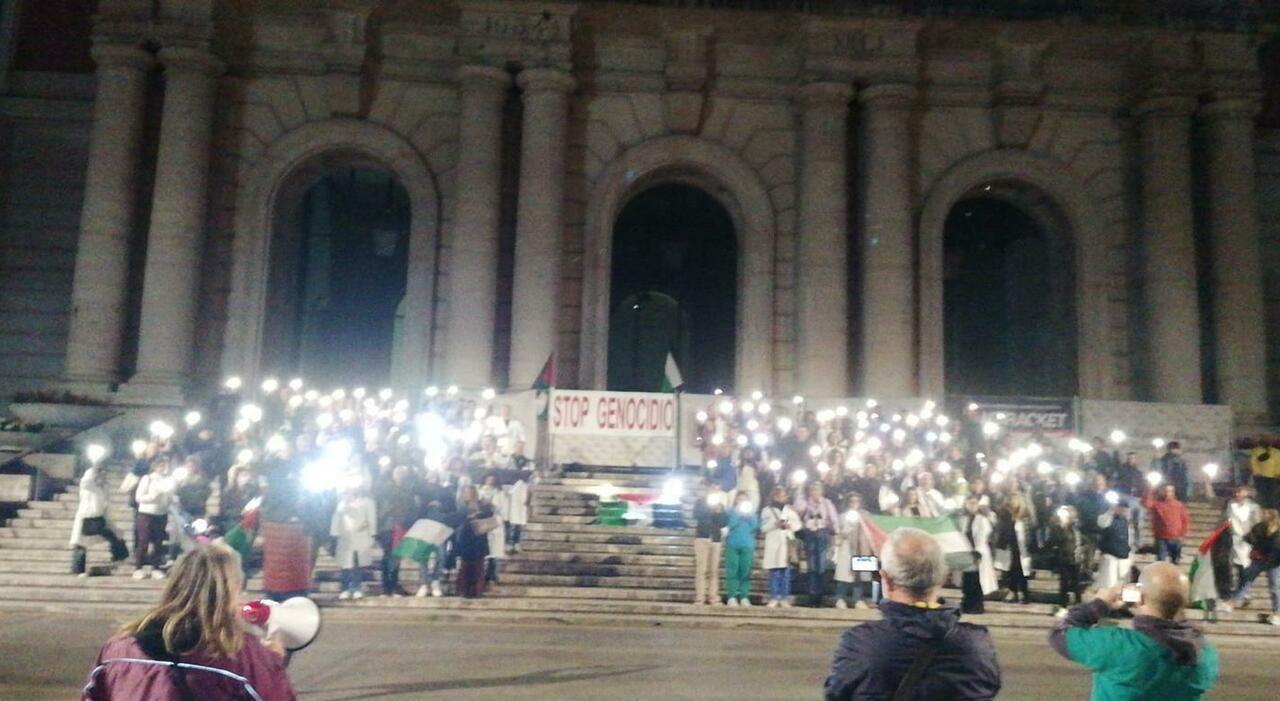 «Luci per la Palestina», a Napoli un flash mob con le torce dei telefonini all