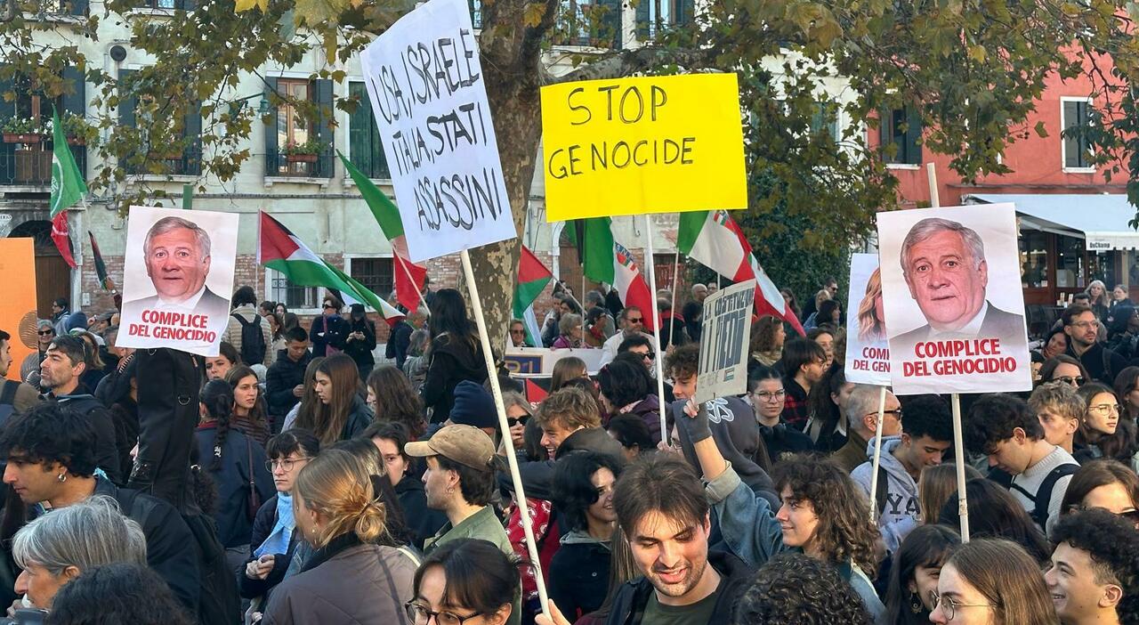 propal le manifestazioni in veneto al via il doppio corteo nel veneziano per bloccare il ponte della libert224 a treviso invasi i binari della stazione traffico in tilt