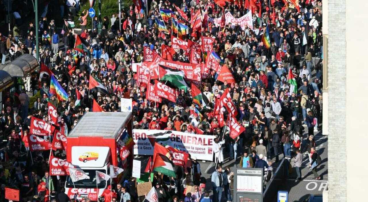 ProPal, le manifestazioni in Veneto: a Venezia doppio corteo verso Ponte della Libertà. A Treviso invasi i binari della stazione e a Trieste bloccato il porto. Traffico in tilt