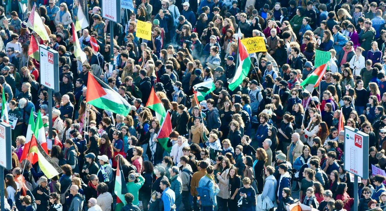 ProPal, le manifestazioni a Nordest: bloccate stazioni, porti e svincoli autostradali. A Venezia doppio corteo sul Ponte della Libertà. A Treviso lucchetti sui cancelli delle scuole. Traffico in tilt