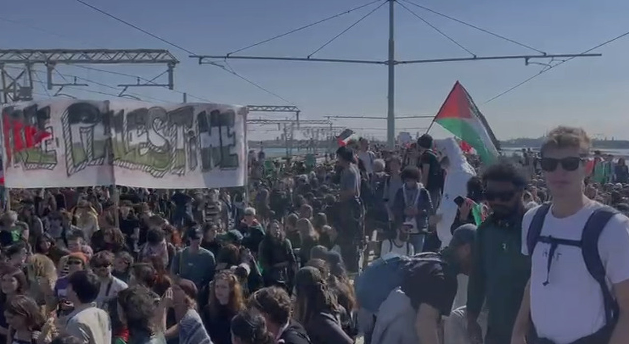ProPal, a Nordest bloccati stazioni, porti e svincoli autostradali. Scontri a Padova, a Venezia in 25mila sul Ponte della Libertà, finti cadaveri a Vicenza e manifestanti sui binari a Treviso