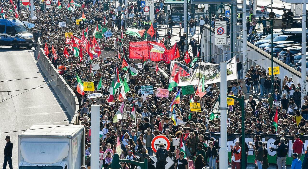 ProPal, a Nordest bloccati stazioni, porti e svincoli autostradali. Scontri a Padova, a Venezia in 25mila sul Ponte della Libertà, finti cadaveri a Vicenza e manifestanti sui binari a Treviso