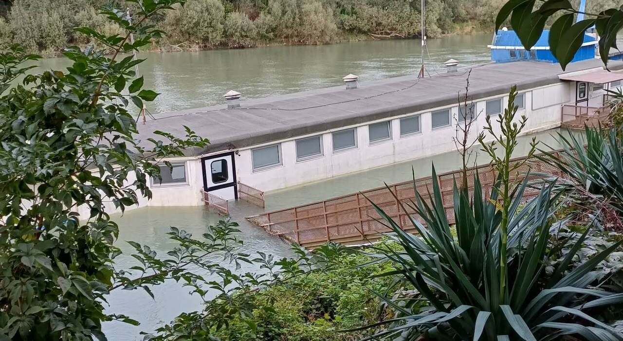 https://statics.cedscdn.it/photos/MED_HIGH/2025/10/03/9104728_03100946_ristorante_battello_affonda_legnago_clienti_a_bordo_compleanno_ristoboat_oggi_3_ottobre_2025.jpg