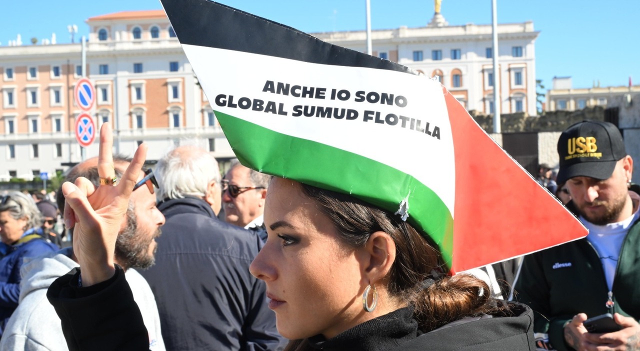 Corteo a Roma, in 60mila in piazza: «Blocchiamo tutto». Da piazza Vittorio fino al Verano, uova contro il Ministero dei Trasporti