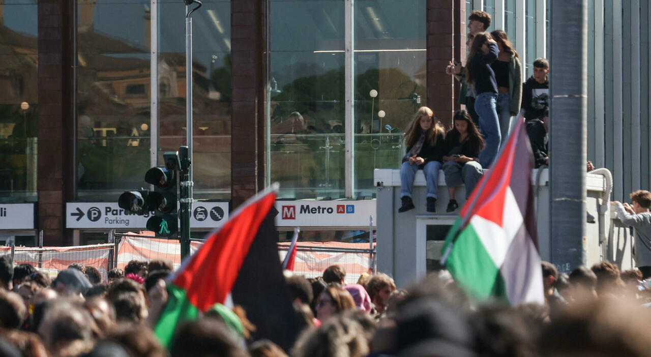 Corteo a Roma, in 60mila in piazza: «Blocchiamo tutto». Da piazza Vittorio verso la A24, uova contro il Ministero dei Trasporti