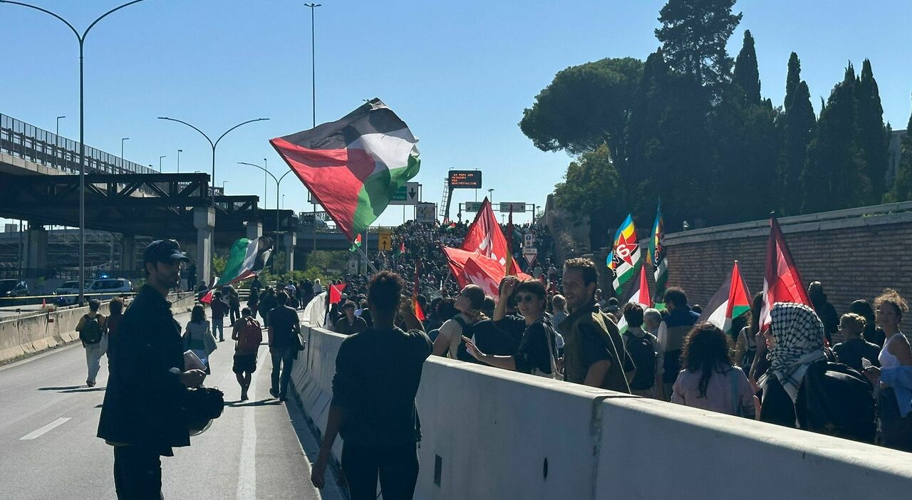 Corteo Roma, bloccata la tangenziale. Usb: «Siamo in 300mila». Uova contro il Ministero dei trasporti