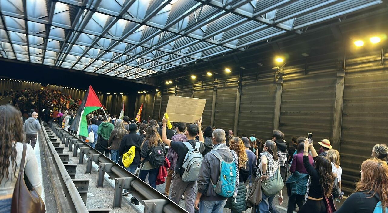 Corteo Roma, bloccata la tangenziale. Sindacati: «Siamo in 300mila». Uova contro il Ministero dei trasporti