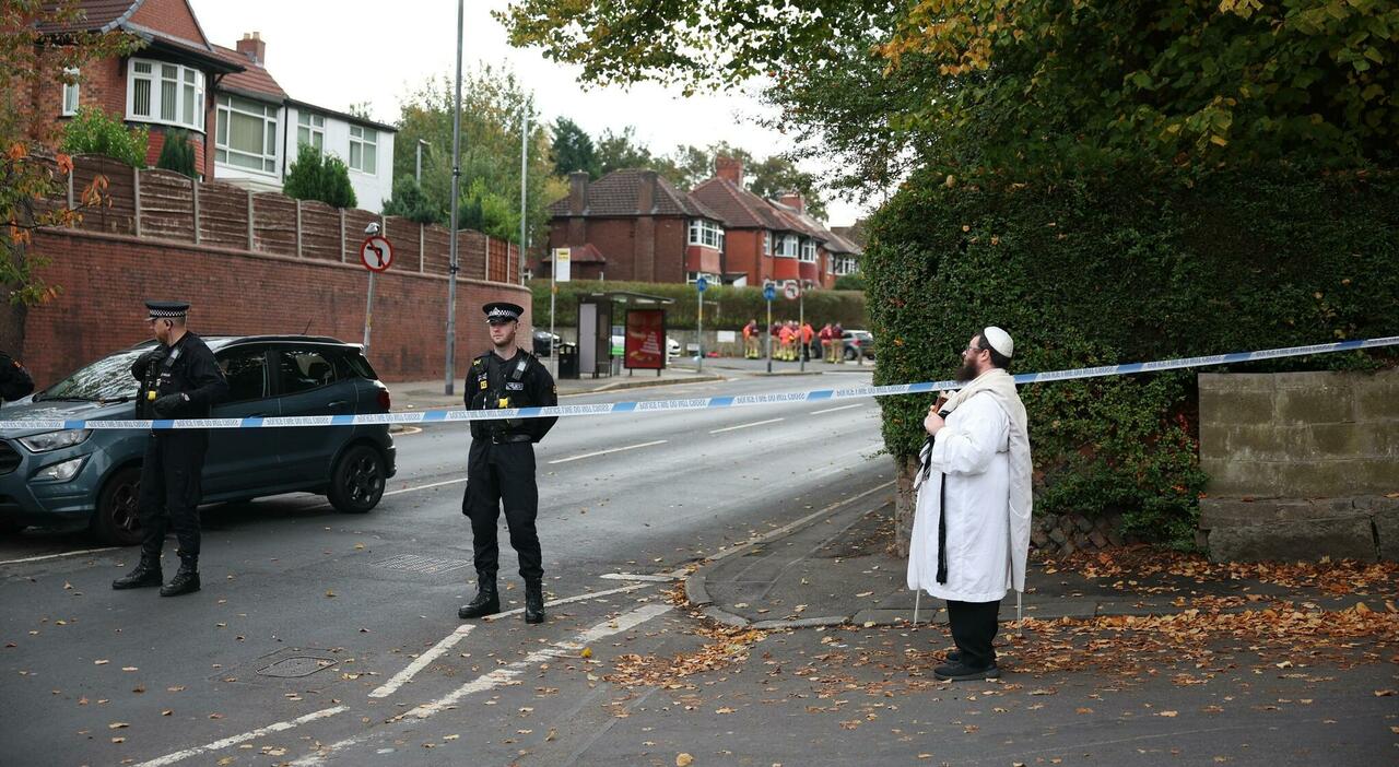 Attentato alla sinagoga a Manchester: «Una delle vittime uccisa dalla polizia». Il killer non aveva una pistola