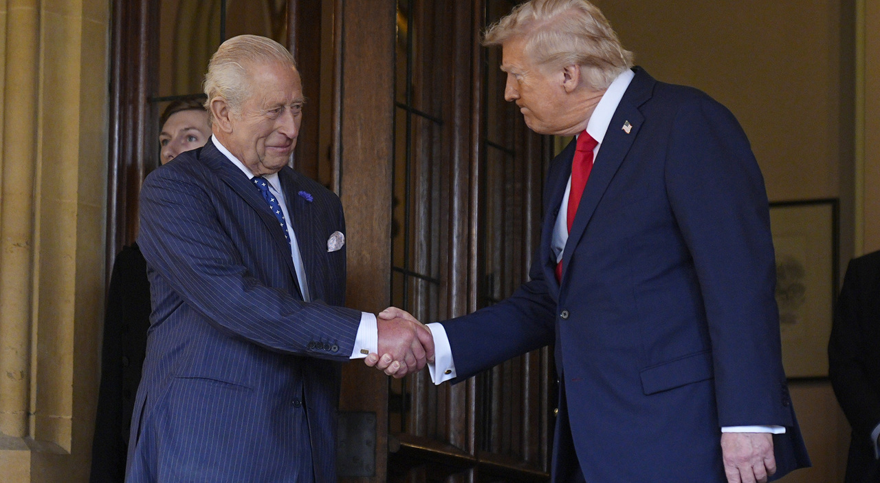 https://statics.cedscdn.it/photos/MED_HIGH/2025/10/03/9104917_03125628_todd_arrington_licenziato_capo_museo_eisenhower_rifiuto_trump_spada_re_carlo_oggi_3_ottobre_2025.jpg