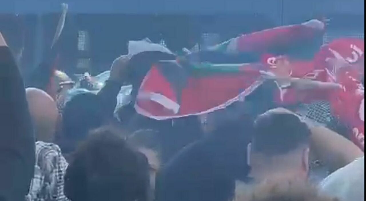 salerno corteo pro gaza al porto commerciale botte al varco di ponente