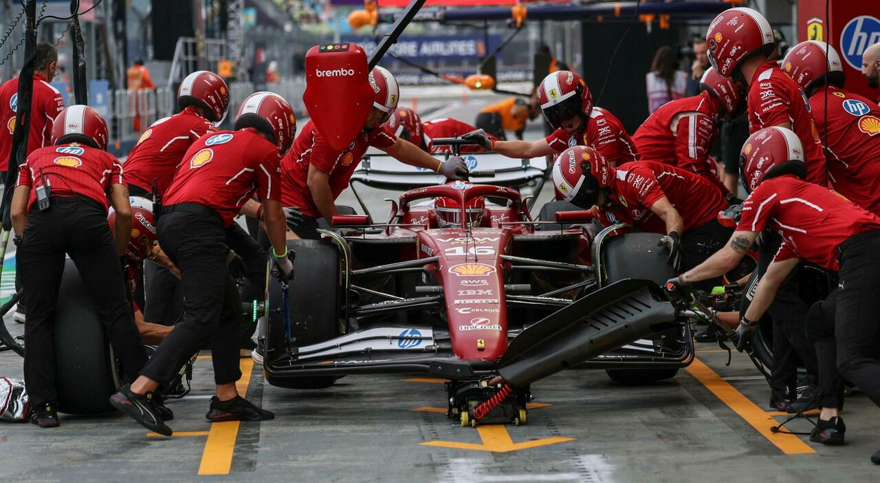 Charles Leclerc con la Ferrari a Singapore
