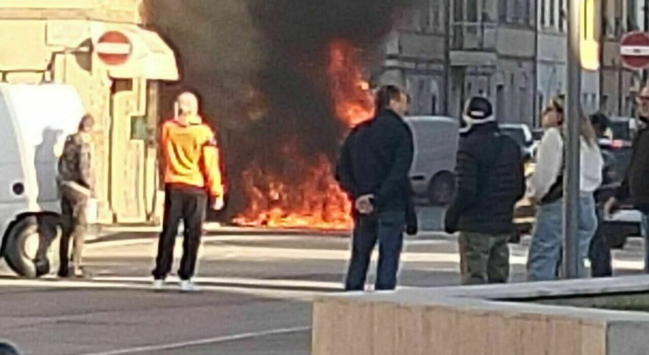 https://statics.cedscdn.it/photos/MED_HIGH/2025/10/03/9105050_03151739_furgone_chiaravalle_incendio.jpg