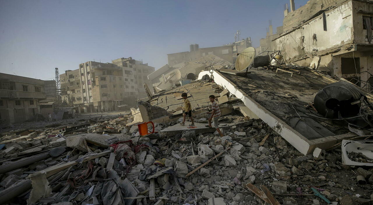 https://statics.cedscdn.it/photos/MED_HIGH/2025/10/03/9105212_03170846_gaza.jpg