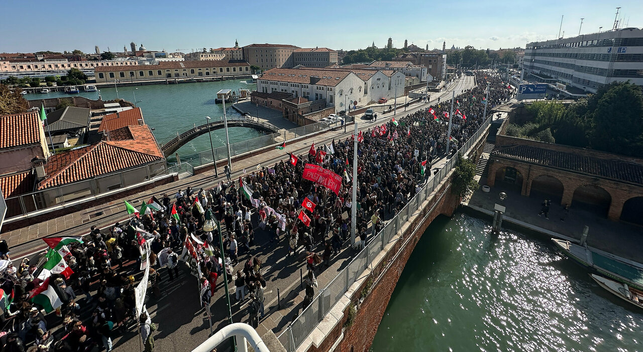 Gaza, scontri e blocchi a Nordest: dalle scuole al traffico, lo sciopero manda in tilt molte città. Tafferugli e strade occupate
