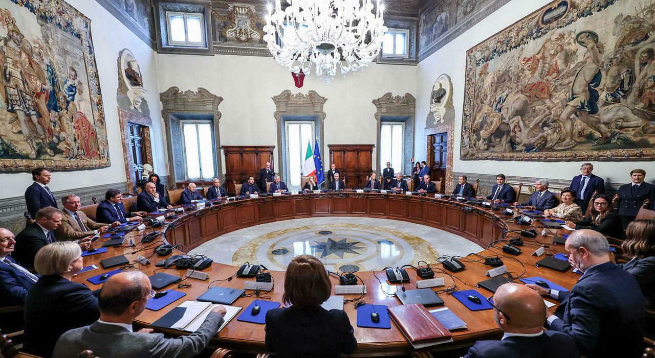 Manovra, maxi dote dai tagli. Detrazioni per i figli e bonus mamme più alto: ecco cosa cambia