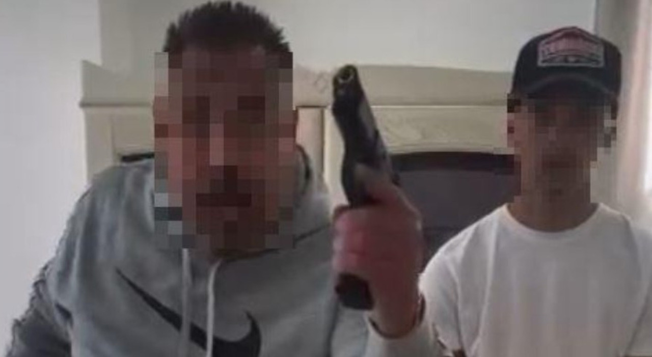 dolores dori la 44enne uccisa mentre cercava di recuperare la figlia nel campo nomadi nella faida tra famiglie sinti spunta il video di minacce del marito armato