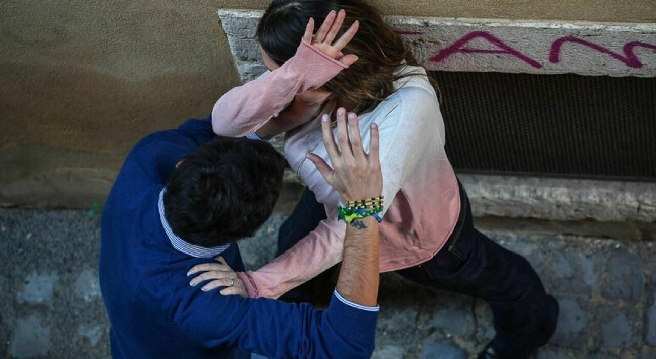ragazza di 17 anni aggredita mentre fa jogging gettata a terra ha tentato di violentarla l incubo poi la fuga
