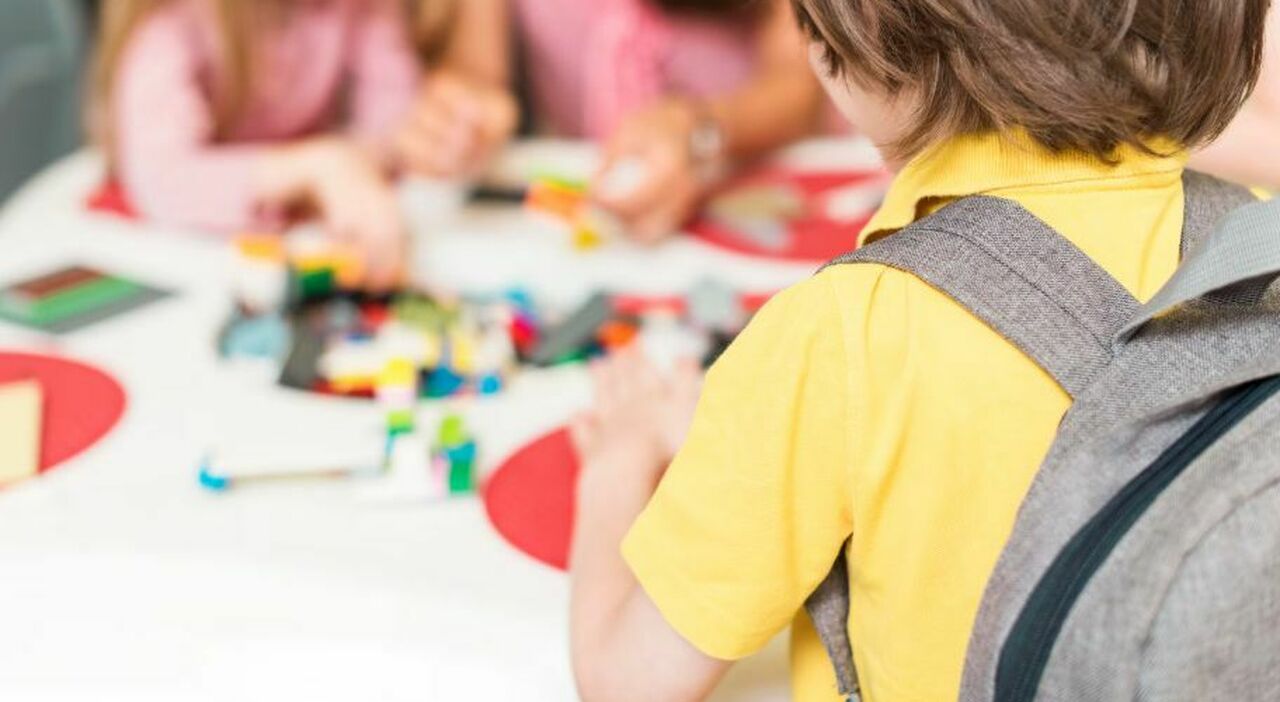 https://statics.cedscdn.it/photos/MED_HIGH/2025/10/04/9106884_04135651_carta_igienica_sequestrata_scuola_bambini_chiedere_maestra_bagno_vicenza_oggi_4_ottobre_2025.jpg