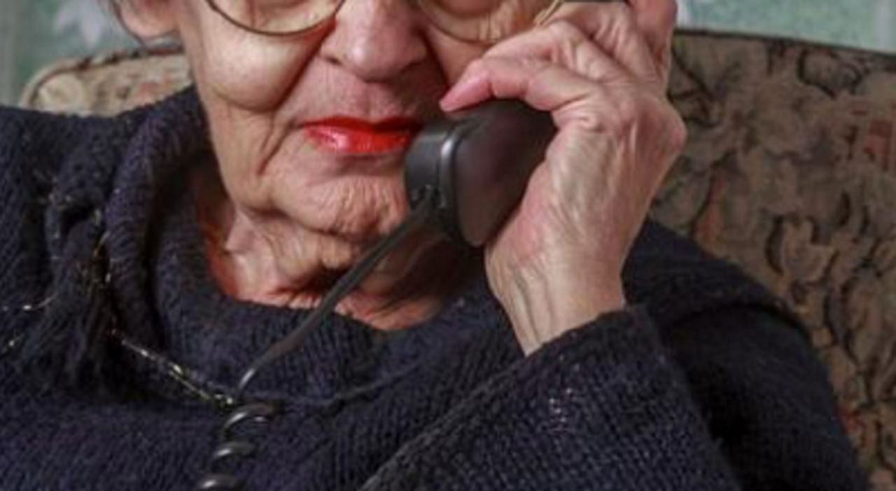 Mamma mi servono 10mila euro per un farmaco», 95enne cade nella trappola, arrestata coppia di giovani truffatori seriali, lui prova a ingoiare una catenina d'oro