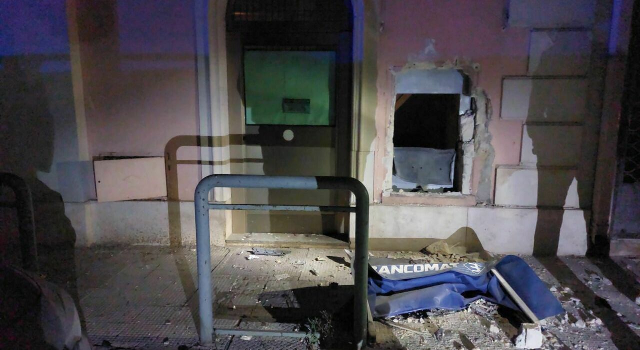 salento assalto a due bancomat nella notte banditi via con le cassaforti cresce l allarme