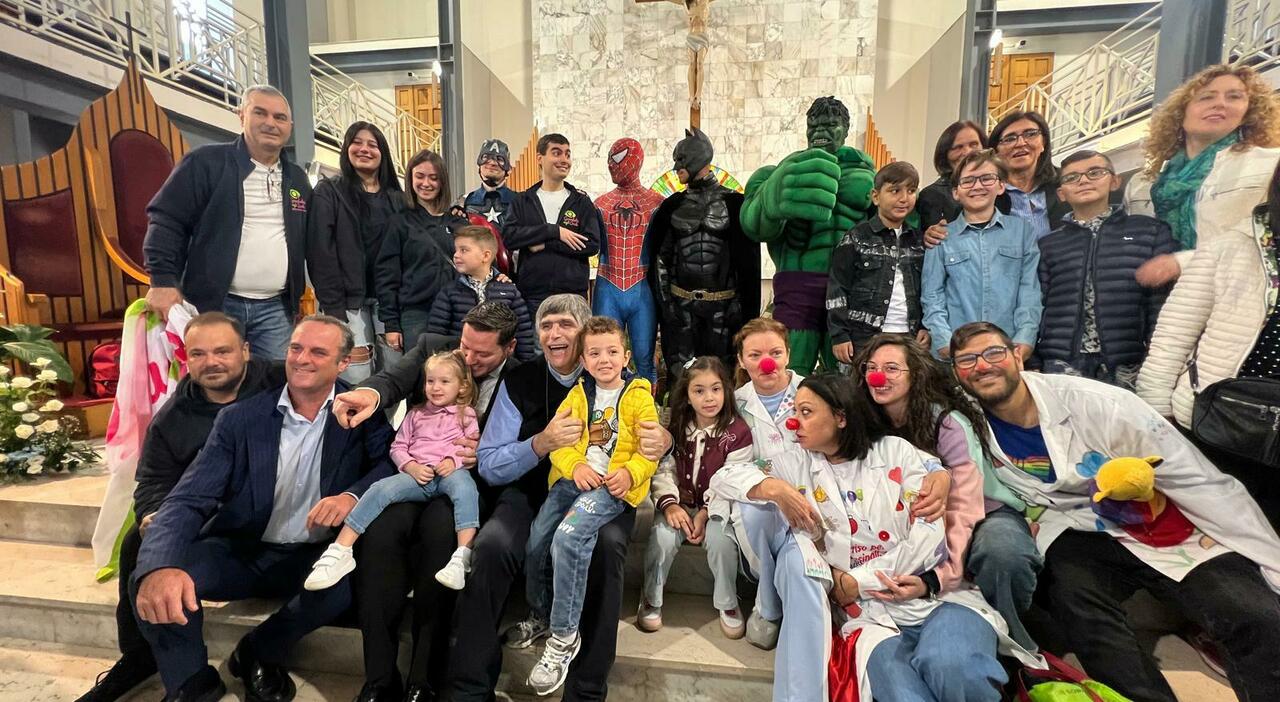 caivano l abbraccio a don patriciello dopo le minacce don maurizio 232 un patrimonio di tutti