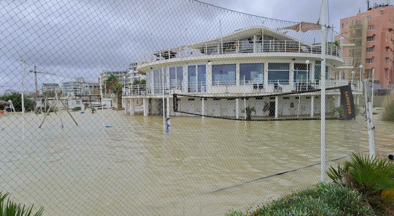 Maltempo, effetto ?tsunami?: in Romagna il mare invade le strade, donna salvata dai vigili del fuoco. Bora a 107 km all