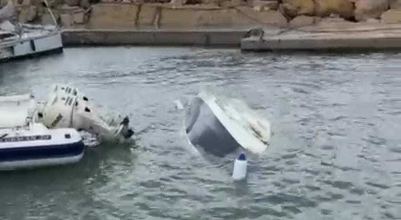 Maltempo, la conta dei danni: onde alte quattro metri, otto barche affondate