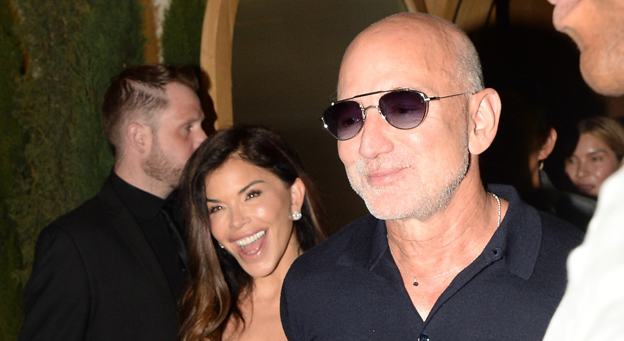 https://statics.cedscdn.it/photos/MED_HIGH/2025/10/05/9108914_05200918_jeff_bezos_e_lauren_sanchez_in_abiti_cordinati_alla_paris_fashion_week.jpg