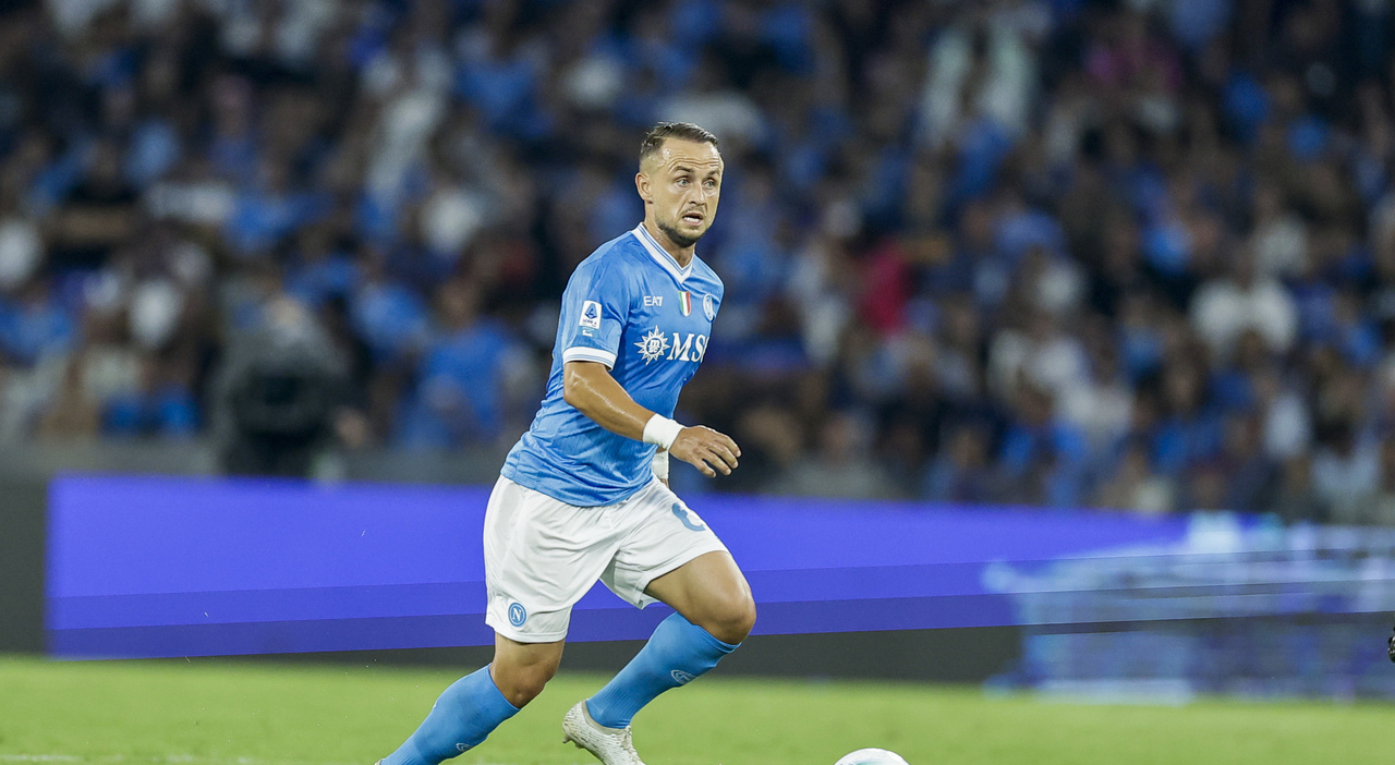 Napoli Genoa, infortunio per Lobotka: lo slovacco lascia il campo al 42esimo