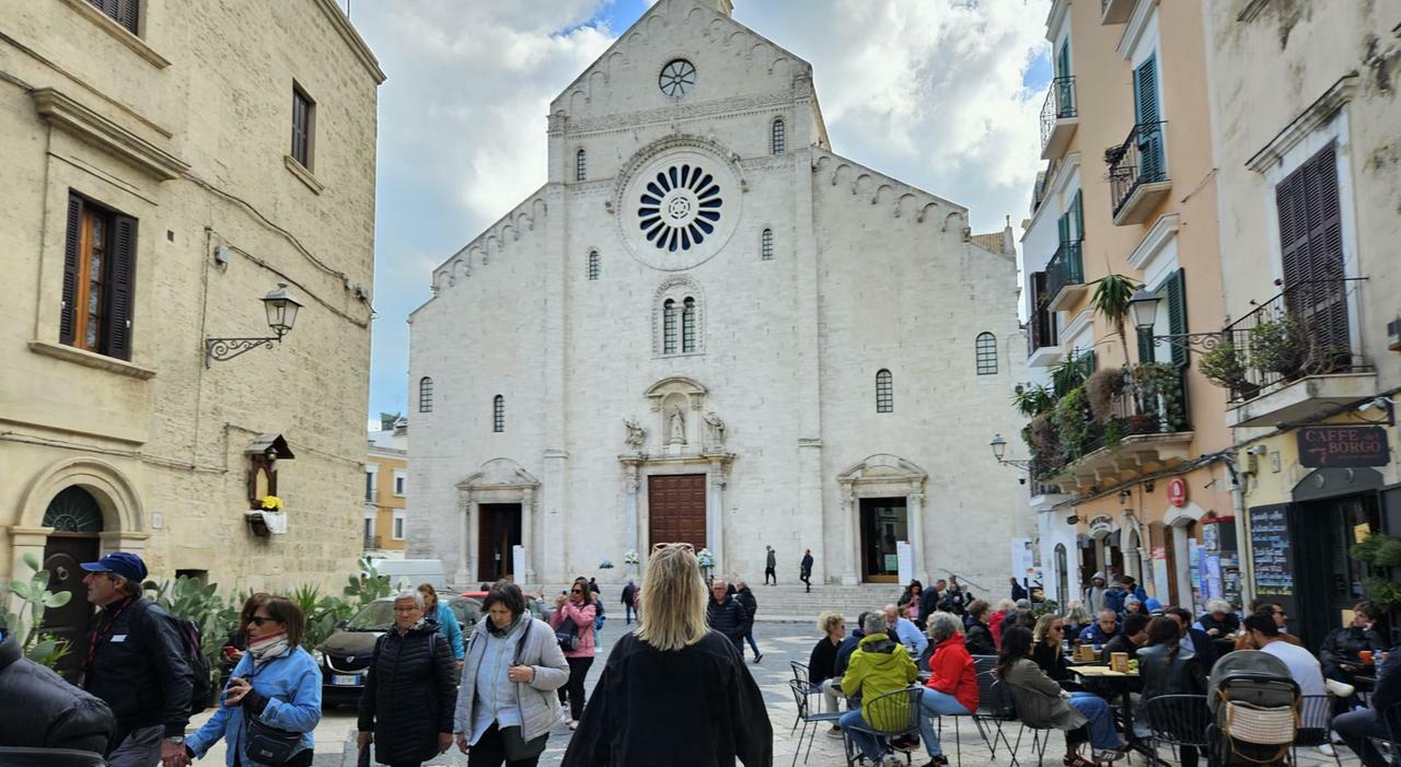 Bari, il borgo pieno di guide abusive: «Ora basta, subito controlli veri»