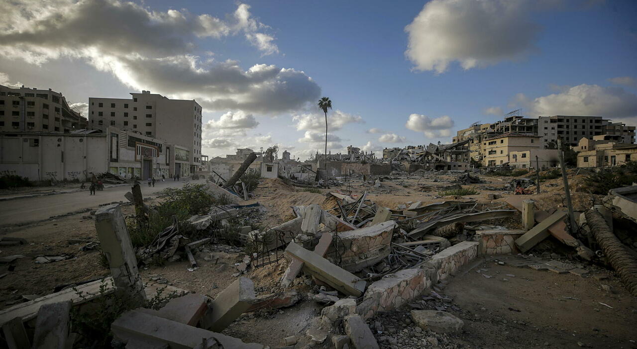 https://statics.cedscdn.it/photos/MED_HIGH/2025/10/06/9110101_06073546_gaza.jpg