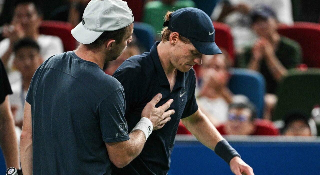 Jannik Sinner e il ritiro a Shanghai, come sta e cosa è successo. Il clima sotto accusa, il precedente Medvedev, gli effetti sul ranking