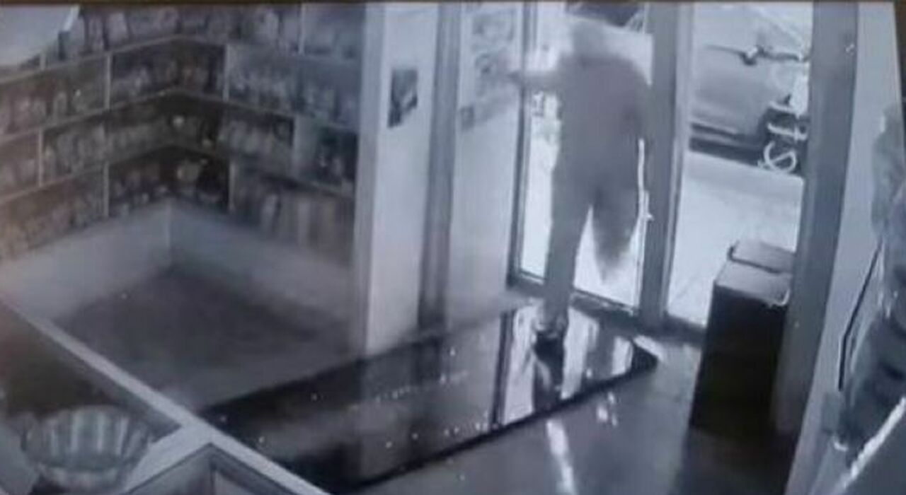 furti in serie nei negozi del centro arrestato dalla polizia