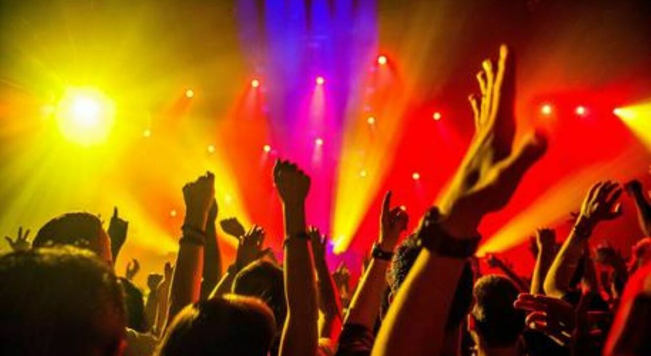 https://statics.cedscdn.it/photos/MED_HIGH/2025/10/06/9110307_06113604_rissa_discoteca_benevento_17enne_coma_arresti_oggi_6_10_2025.jpg