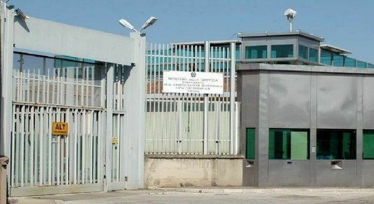 telefoni e droga ai detenuti in cambio di soldi arrestato un poliziotto penitenziario sospeso un altro agente