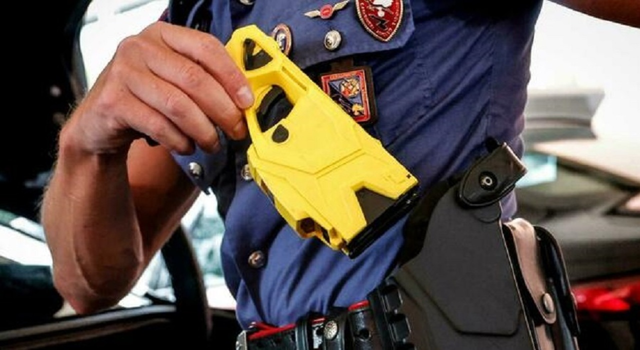 https://statics.cedscdn.it/photos/MED_HIGH/2025/10/06/9110503_06143929_9069388_15184838_taser_polizia_morto_claudio_citro_reggio_emilia_oggi.jpg