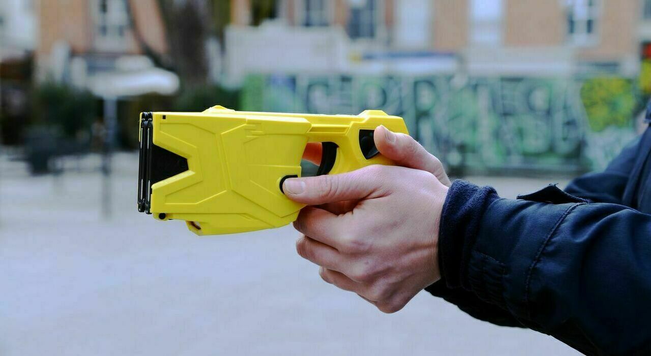 https://statics.cedscdn.it/photos/MED_HIGH/2025/10/06/9110531_06151103_taser.jpg