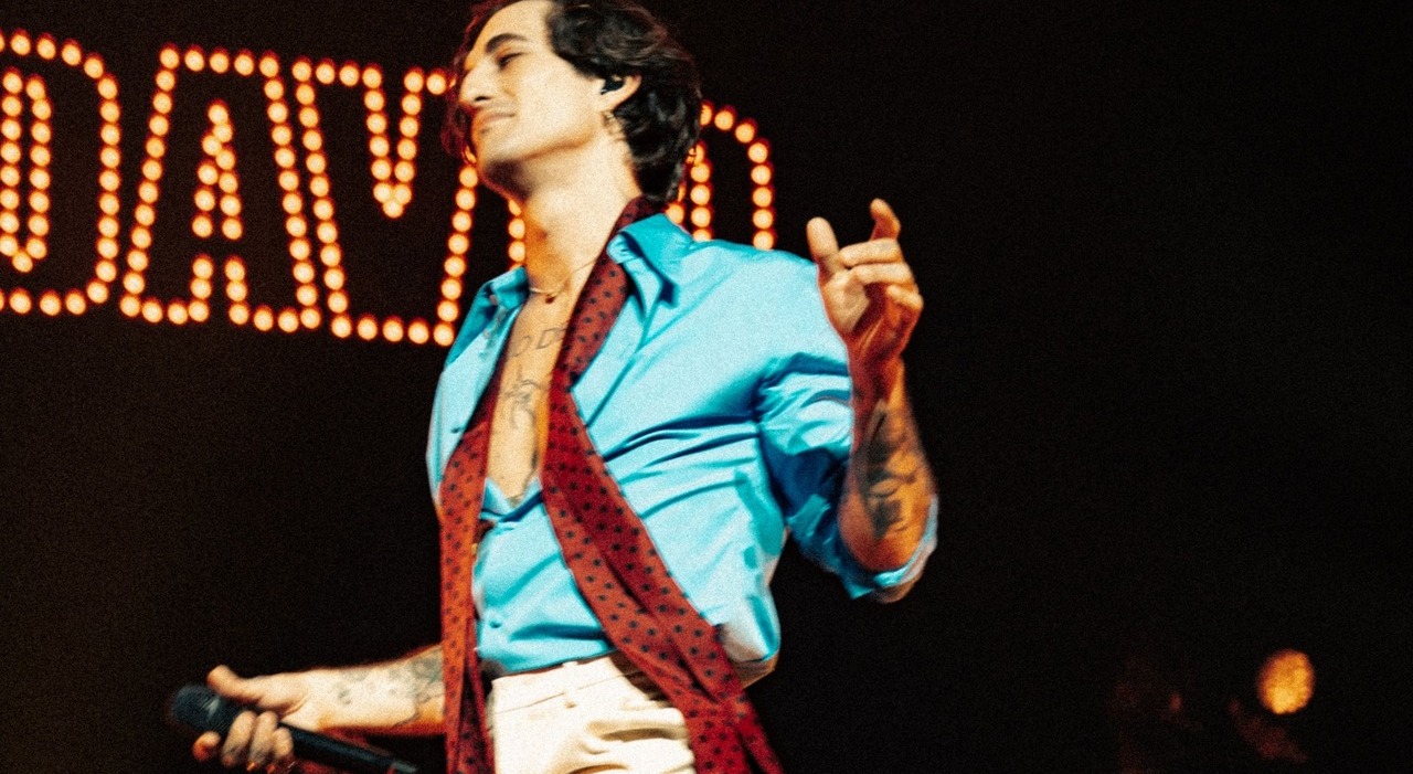 https://statics.cedscdn.it/photos/MED_HIGH/2025/10/06/9110561_06153656_damiano_david_september_26th_2025_paris_2.jpg